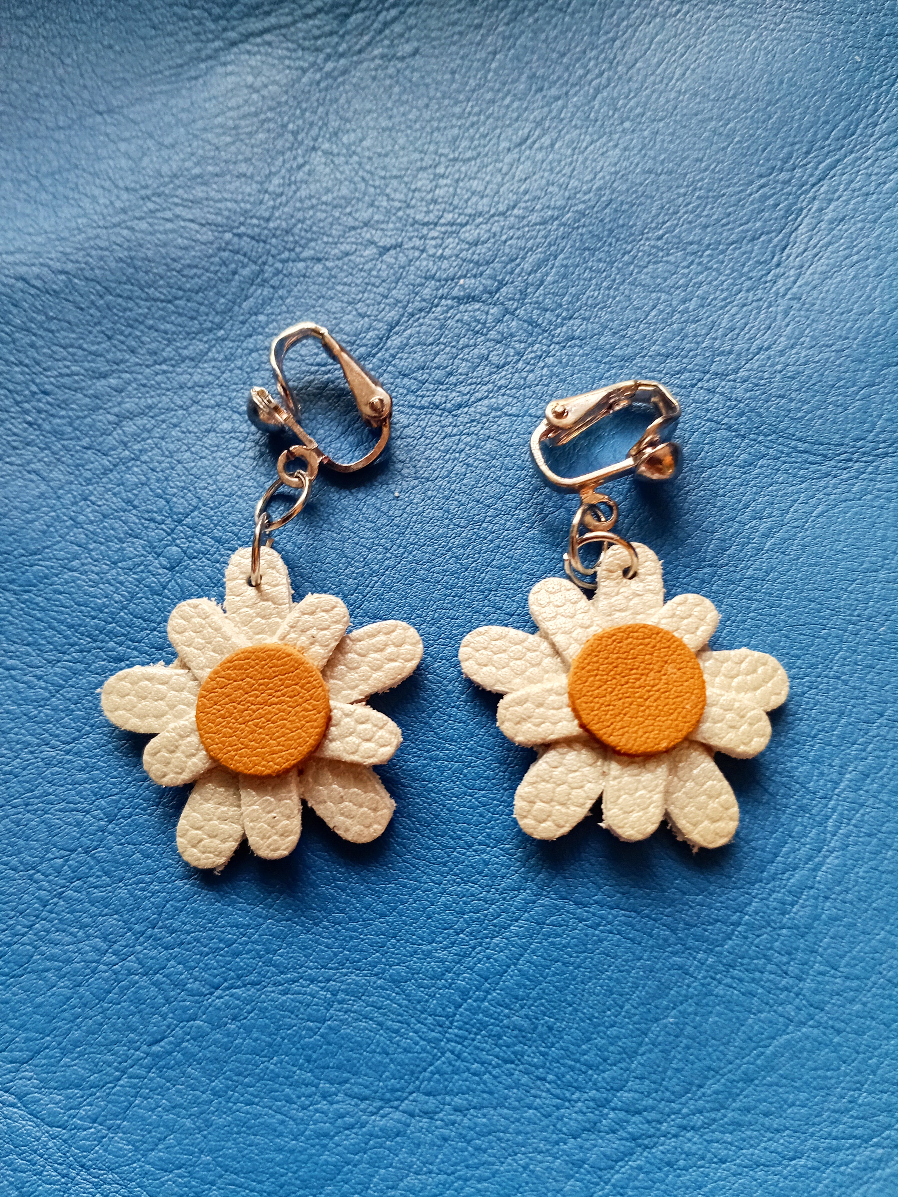 Boucles oreilles fleurs en cuir